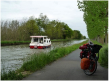 Vélo route au bord de l'eau 